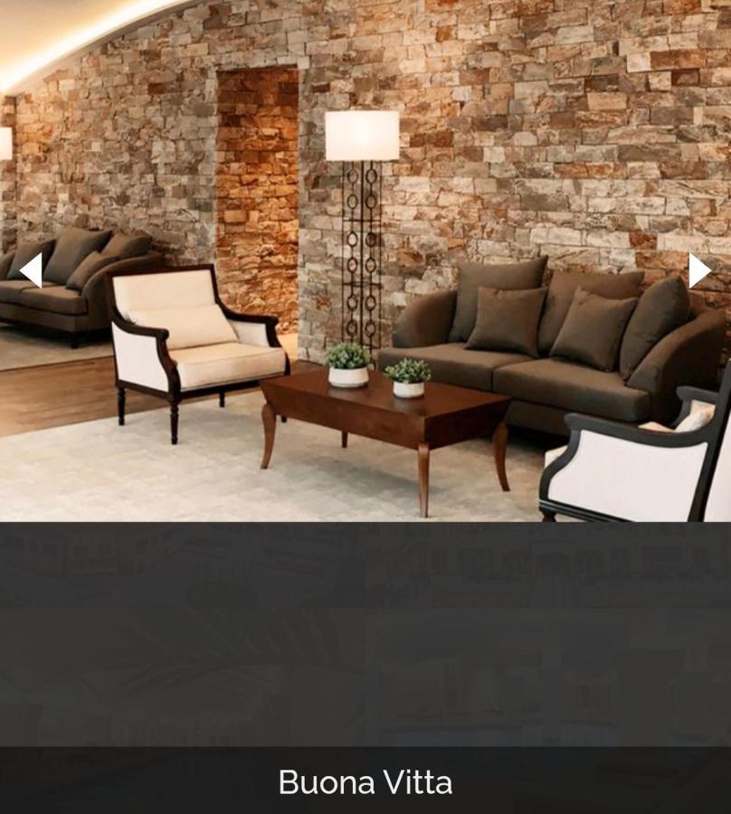 Buona Vitta Gramado Resort & Spa By Gramado Parks Exterior foto The image shows a stylish living room setting. There are two sofas: one is a dark brown color, and the other is a cream color with dark wooden accents. In the center, there is a wooden coffee table with a smooth finish and decorative plants on top. T